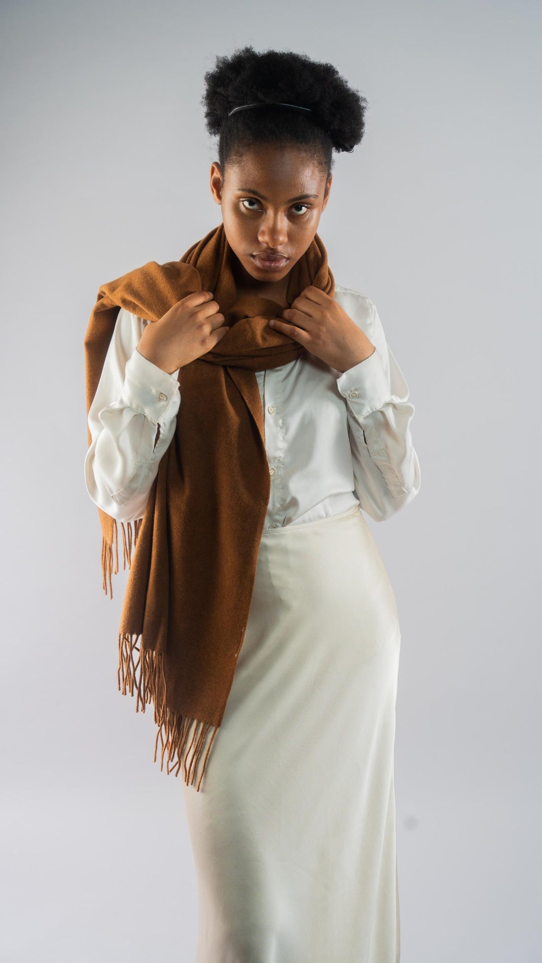Wollschal stylen im Winter – 3 elegante Looks für Damen